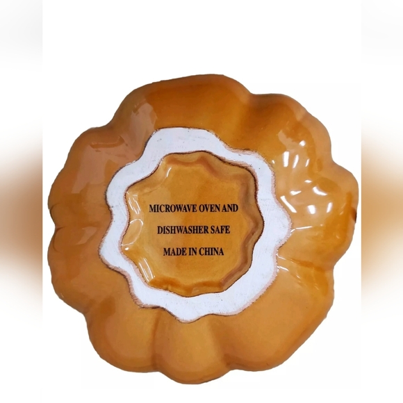 Ceramic Pumpkin Dish with Lid. (chip on the lid) - Picture 5 of 7